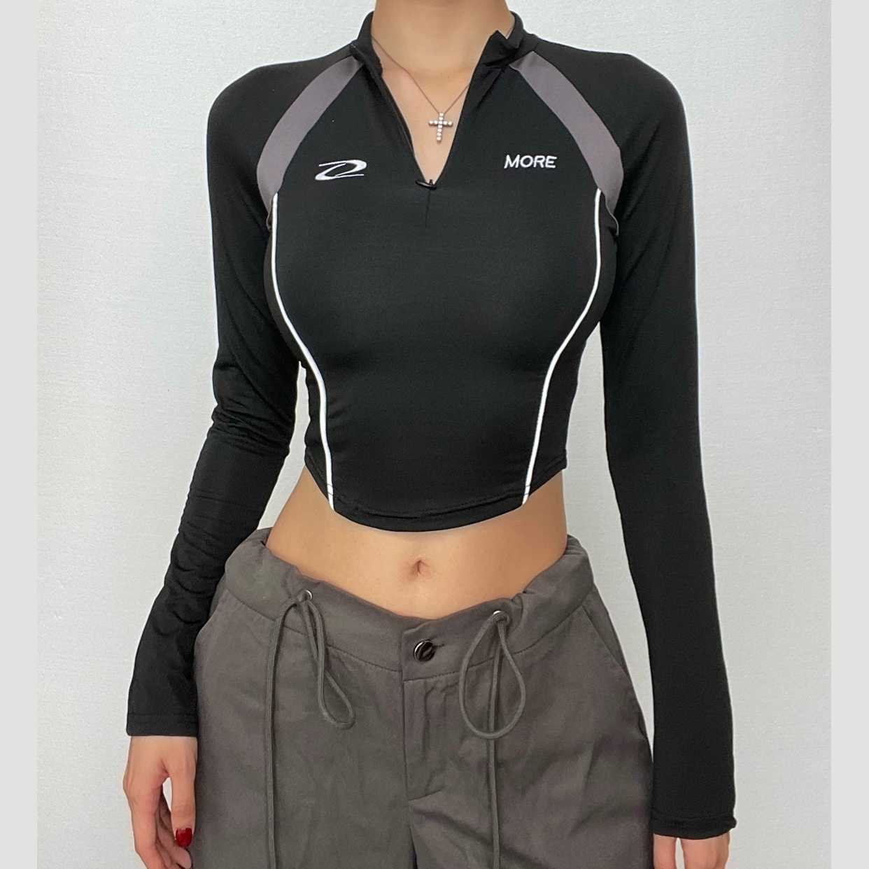 High neck zip-up long sleeve embroidery contrast top