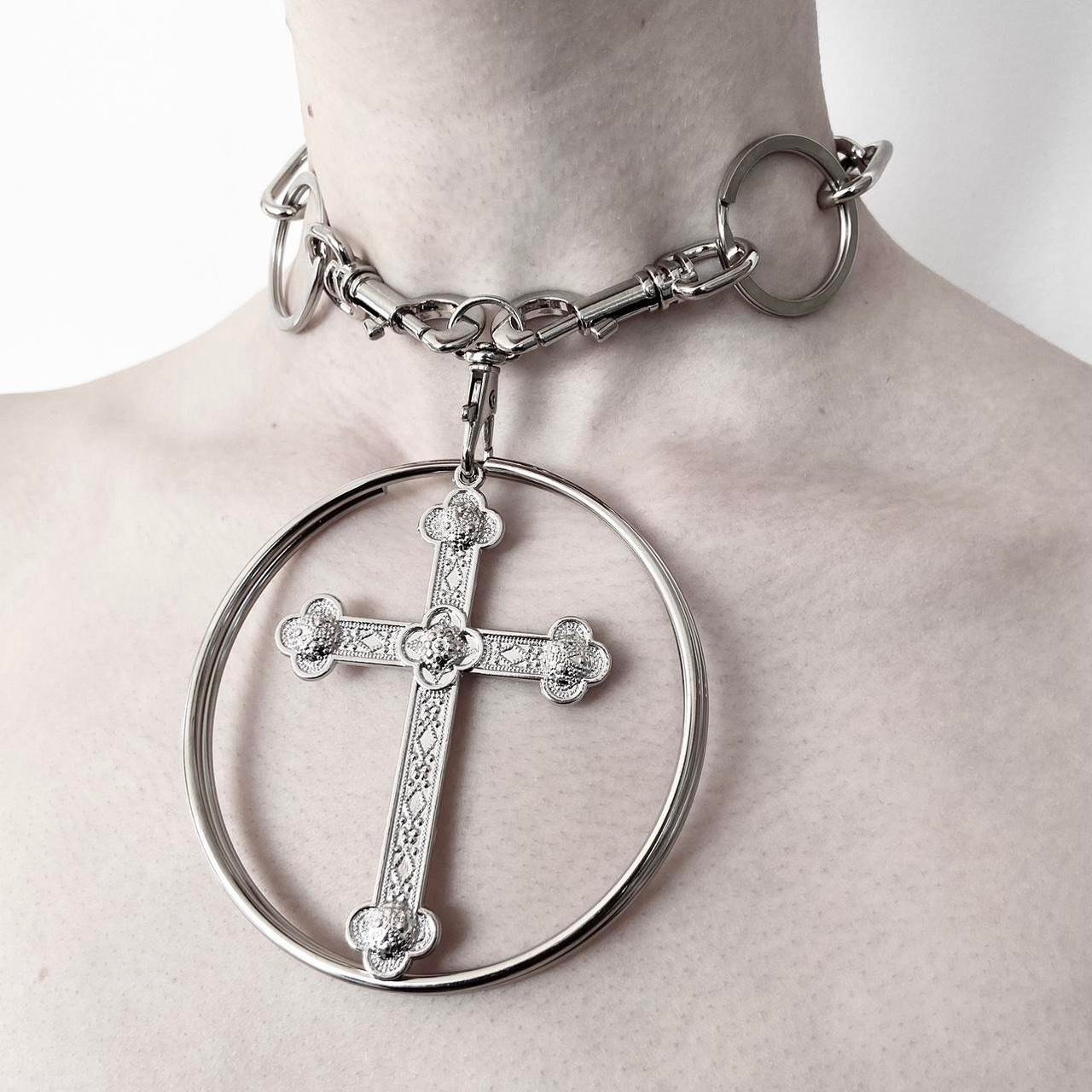 Cross pendant o ring choker necklace