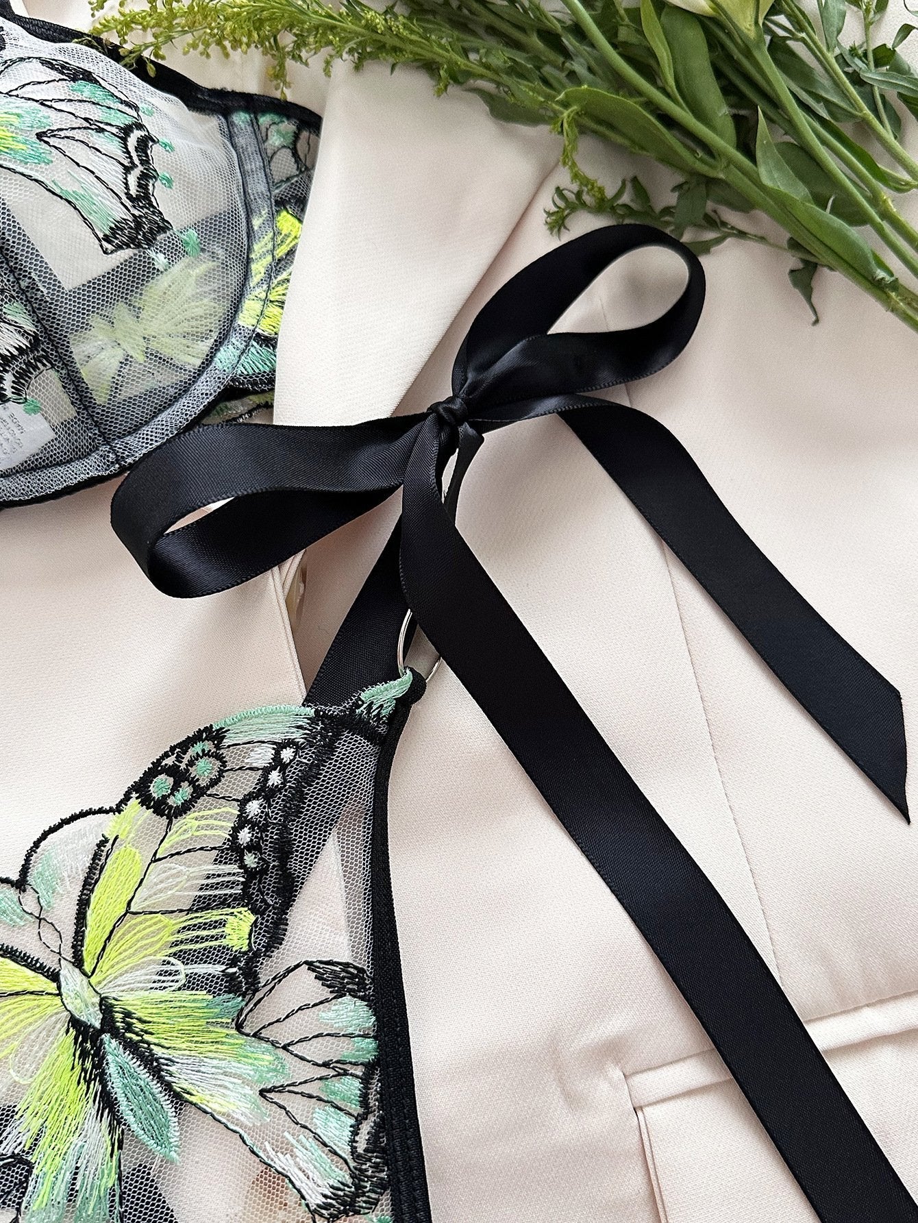 Sweetheart neck butterfly embroidery lingerie set