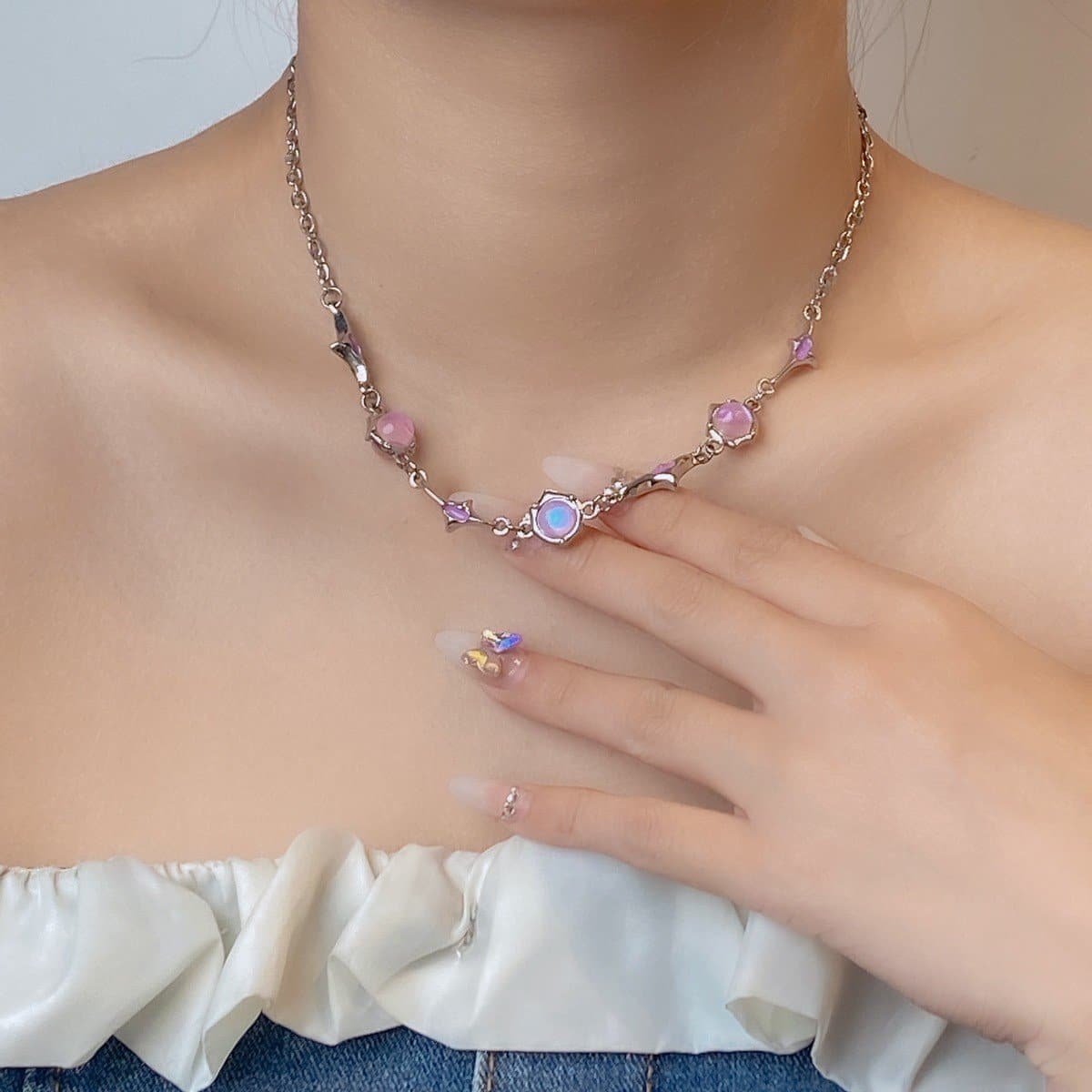 Stone pendant choker necklace
