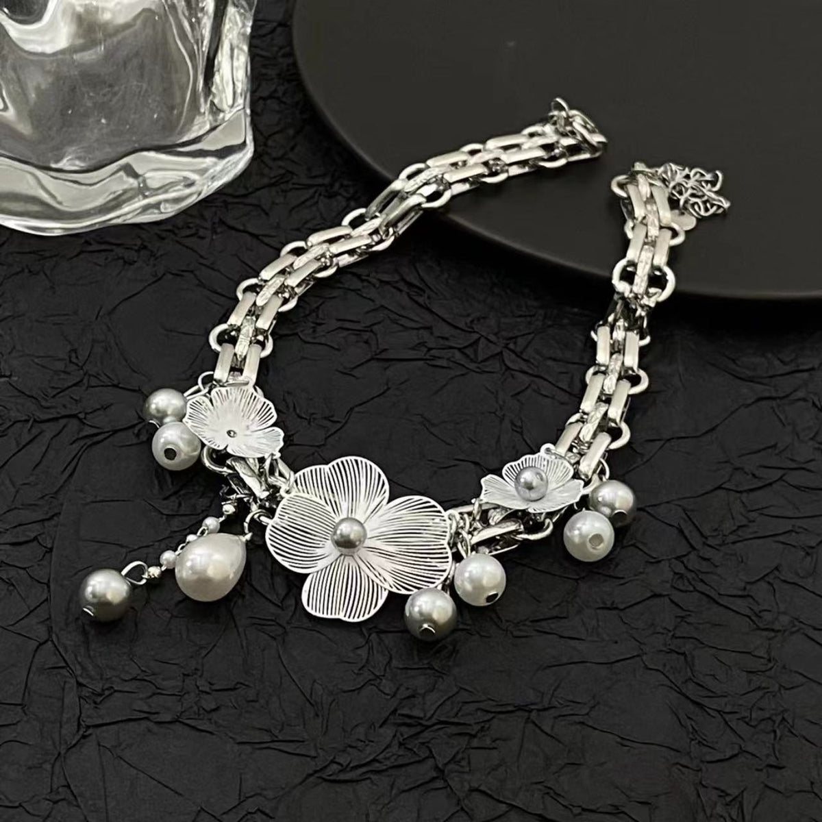 Flower decor faux pearl choker necklace